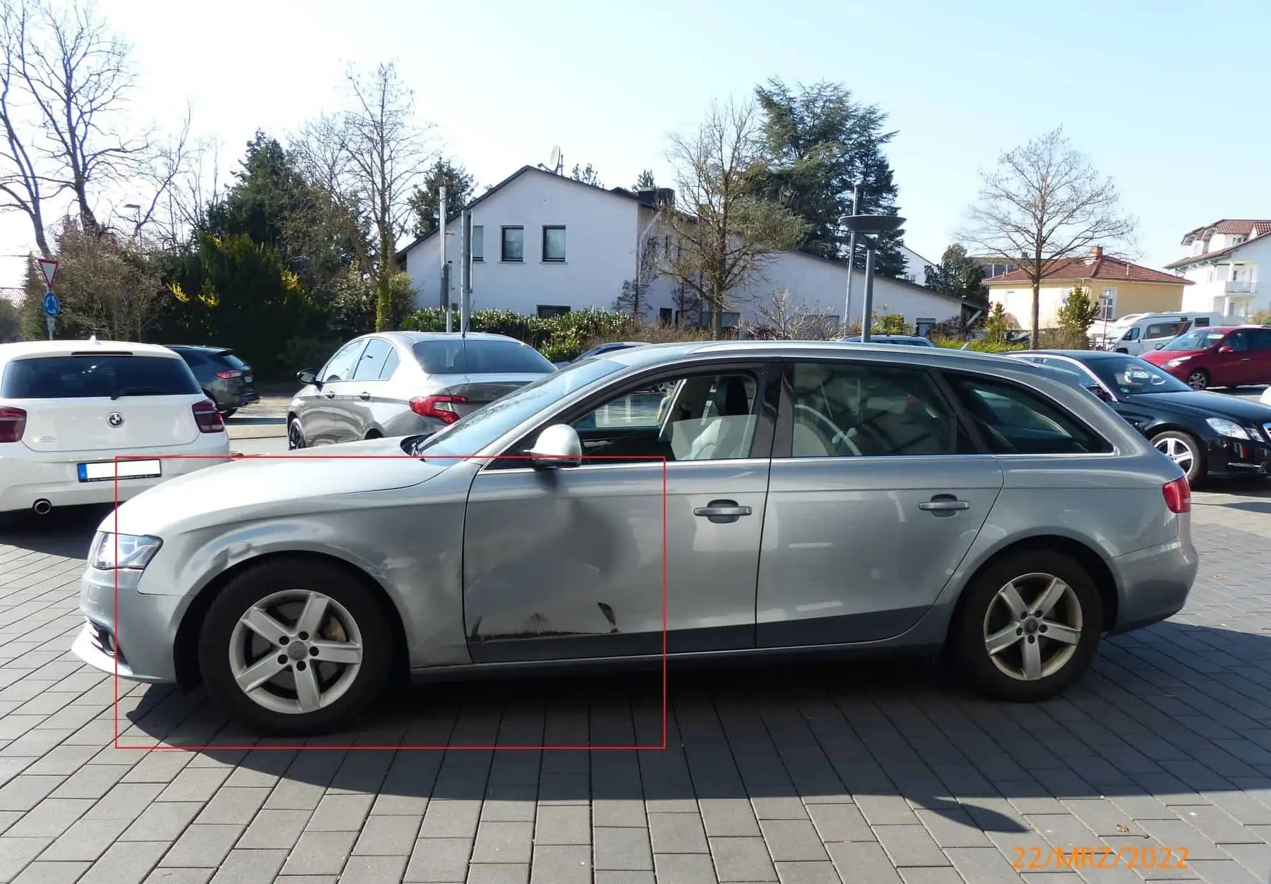 Audi A4 Avant, dokumentierter Unfallschaden an der Fahrerseite