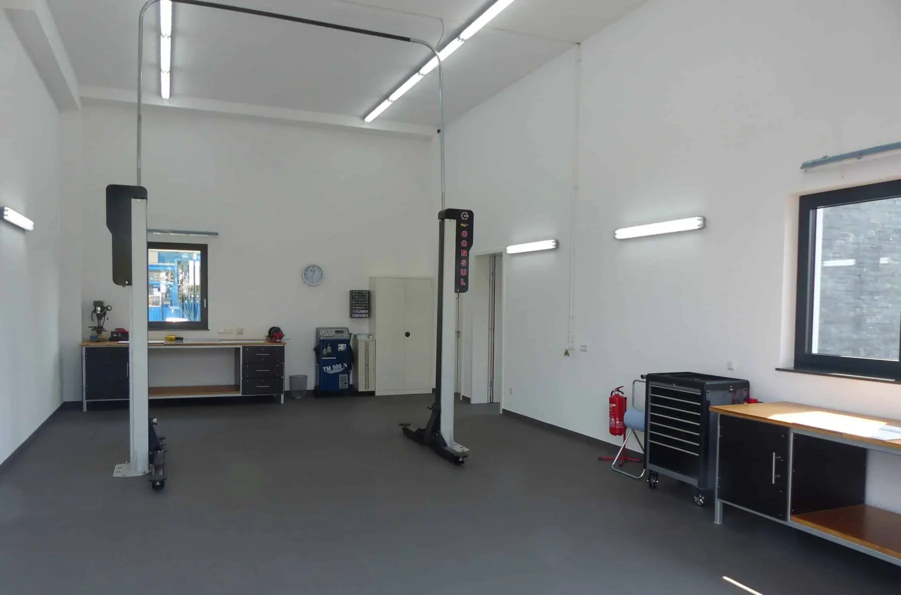 Prüfhalle mit Diagnose-Arbeitsplatz und Hebebühne