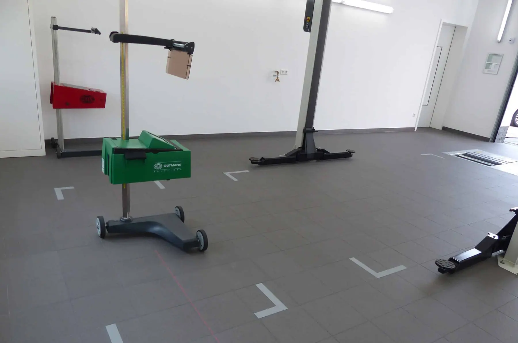 Prüfhalle mit Scheinwerfereinstellgerät und Hebebühne